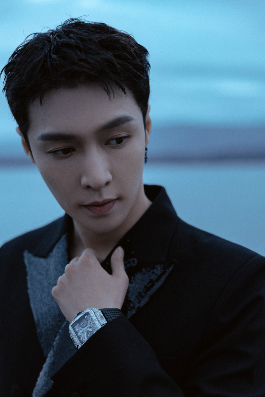 张艺兴黑西装海边大片