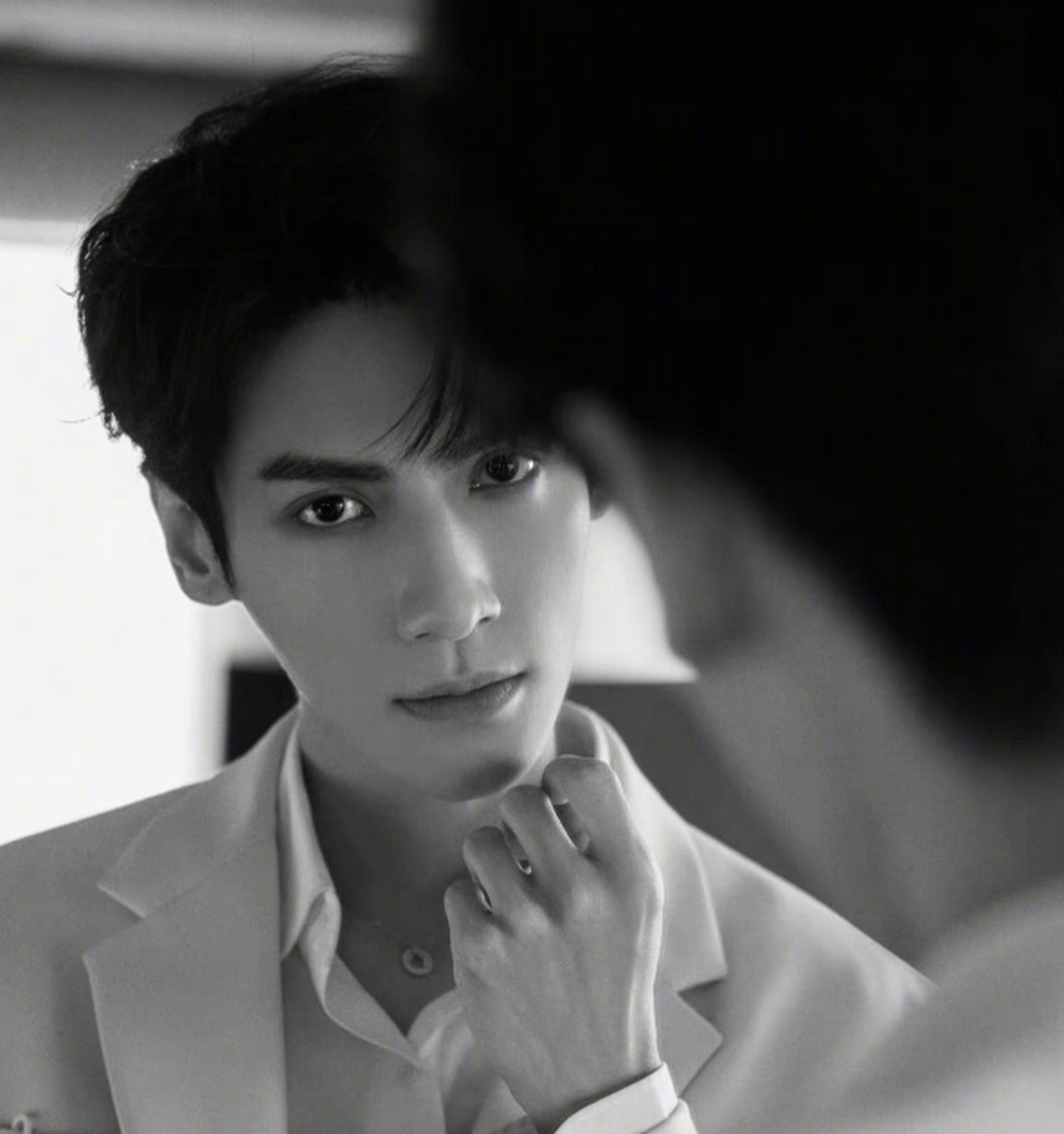 罗云熙分享西装大片,气质就是现实版的霸总,他不光是古装男神,现代戏