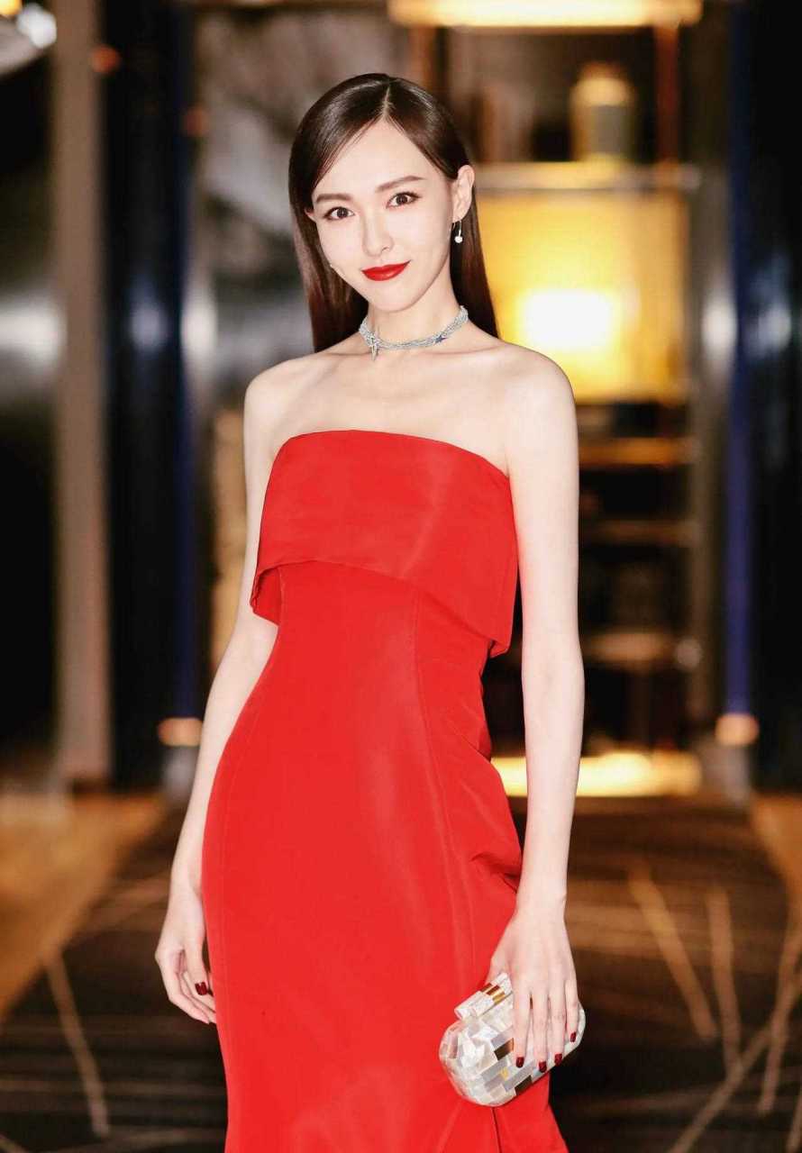 今日发糖 ,一唐嫣红色衣服出席集合,高挑美女的身材,又是比心的一天.