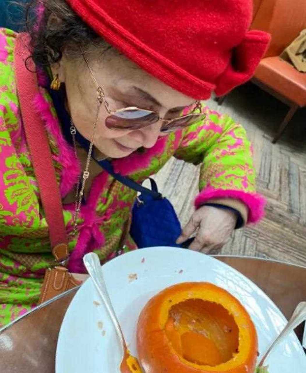 看人家李玟妈妈多洋气啊,大过年的,一身红配绿的服装,看起来就像是