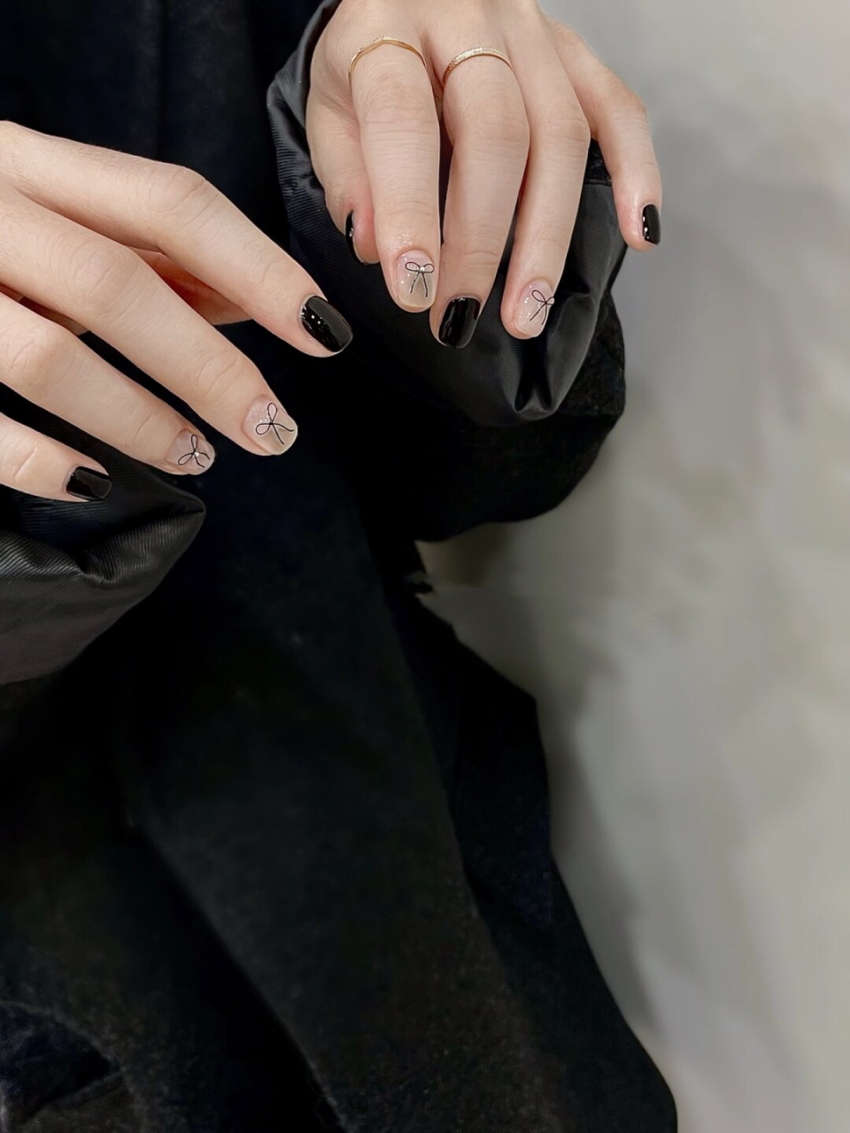 黑色蝴蝶美甲 ins风美甲  这款美甲以神秘的黑色为主色调,搭配上精致