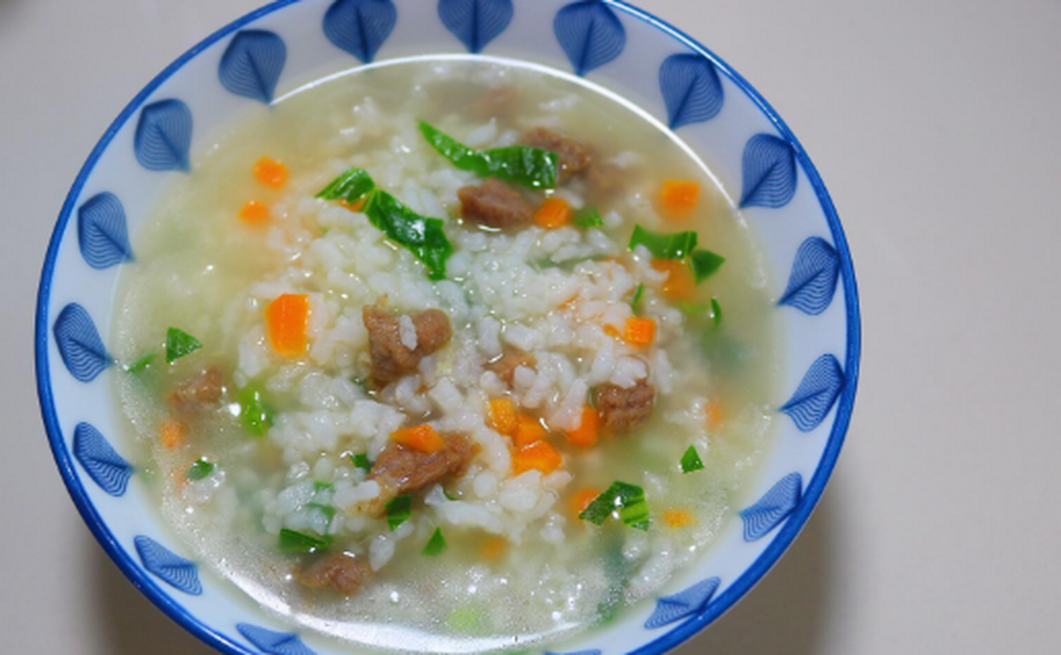 这款青菜牛肉粥是我经常煮的,细腻香滑,全家都喜欢吃.