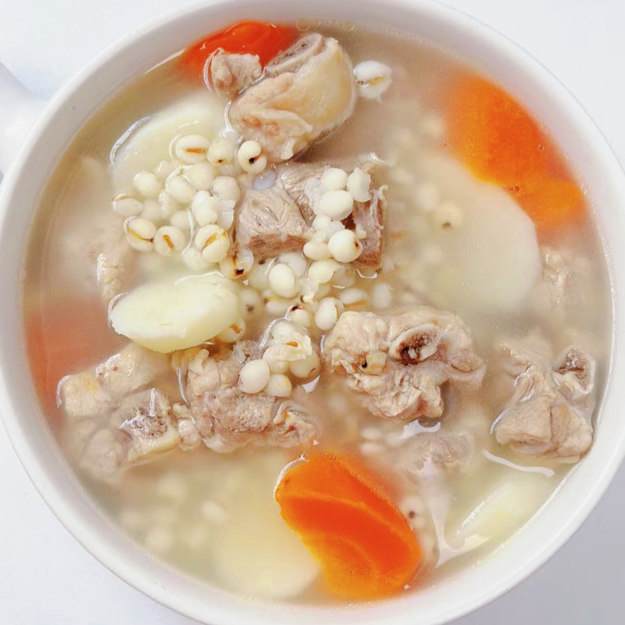 今天煲的这个山药薏米排骨汤堪称一道秋日滋润的佳品,它的味道真的