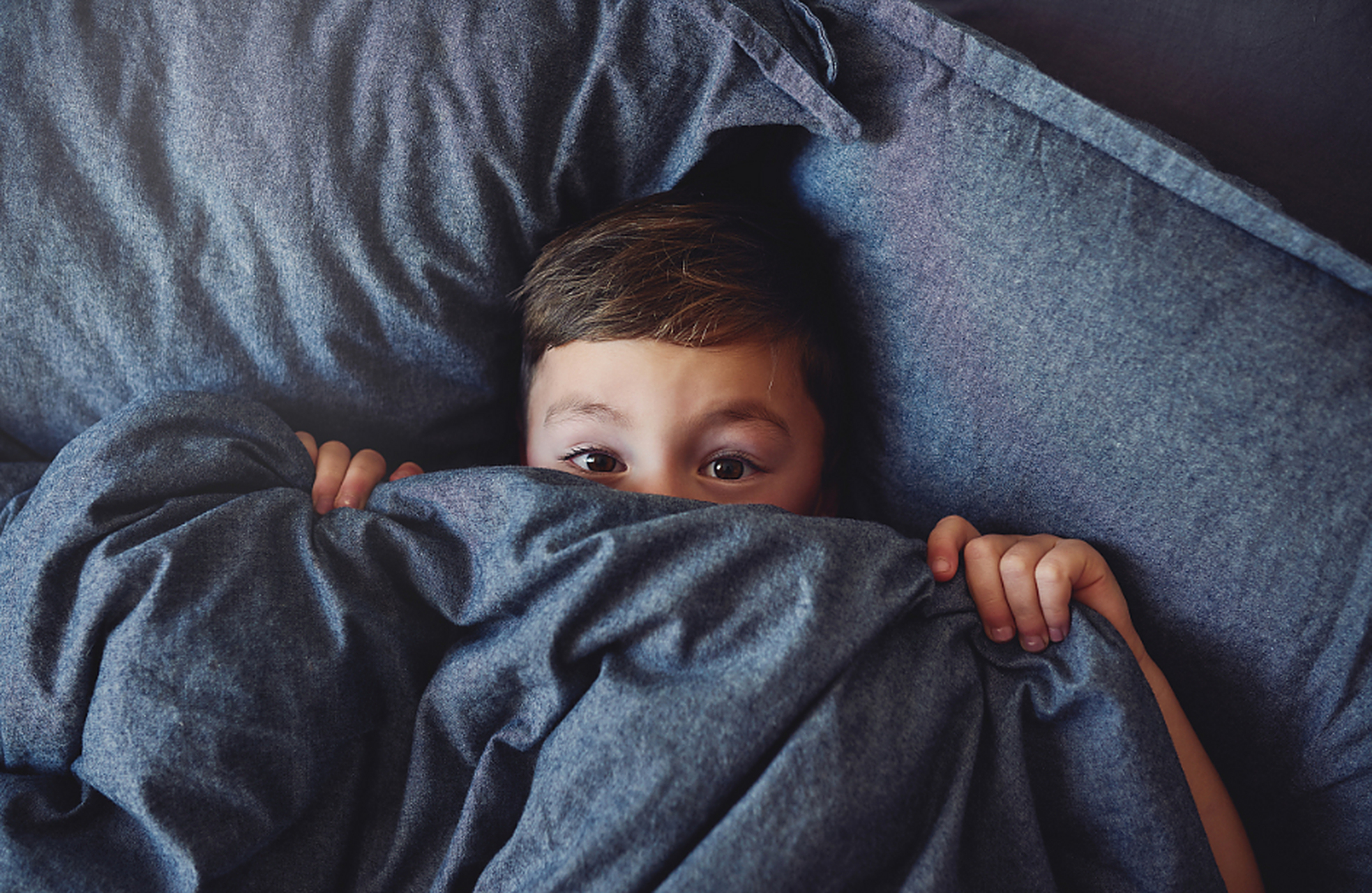 很多孩子都会有怕黑不敢一个人睡,不少家长就认为孩子是缺乏安全感