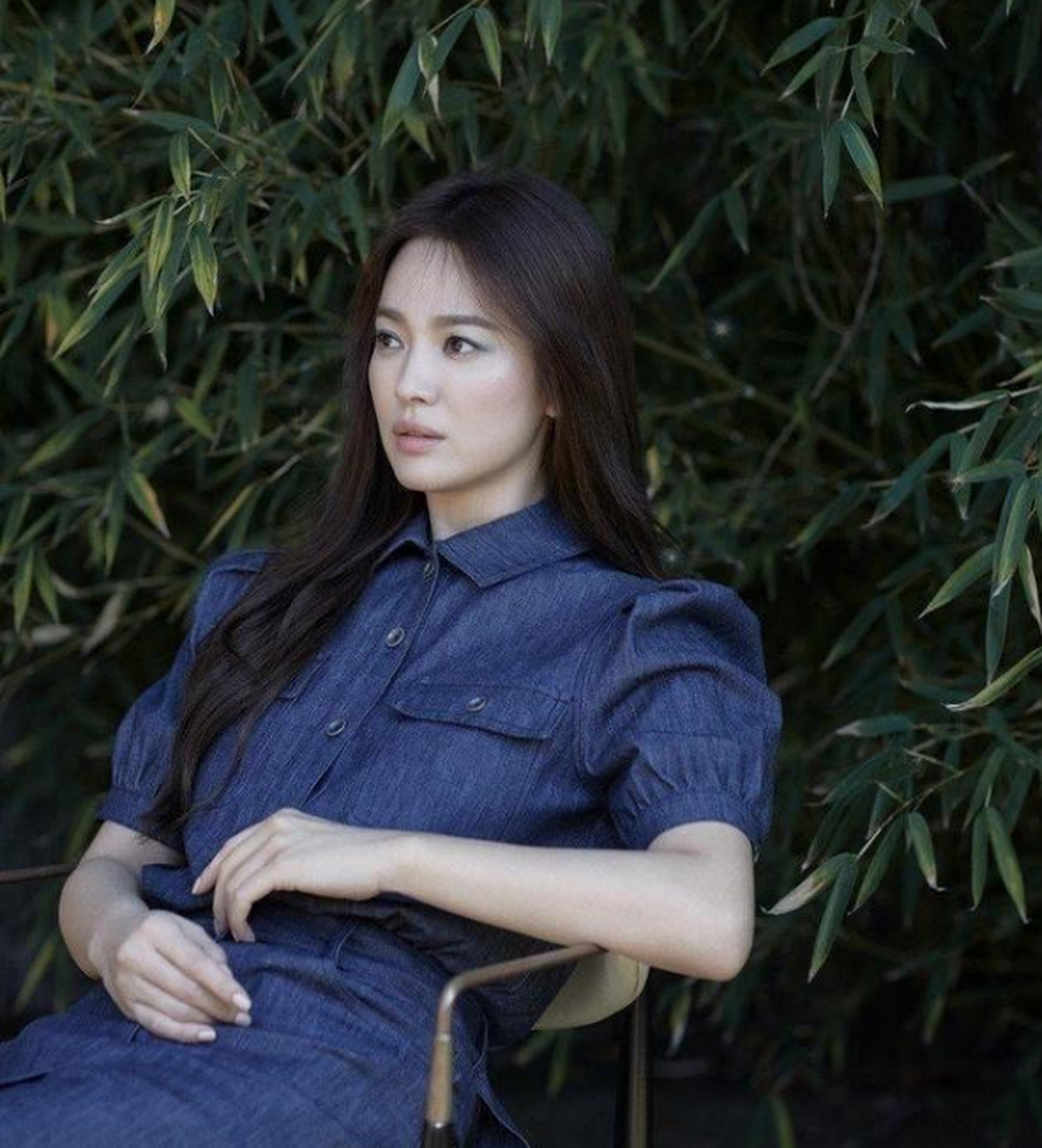 38岁宋慧乔穿牛仔连衣裙拍广告,显现出了一份休闲的风格,直发比卷发更