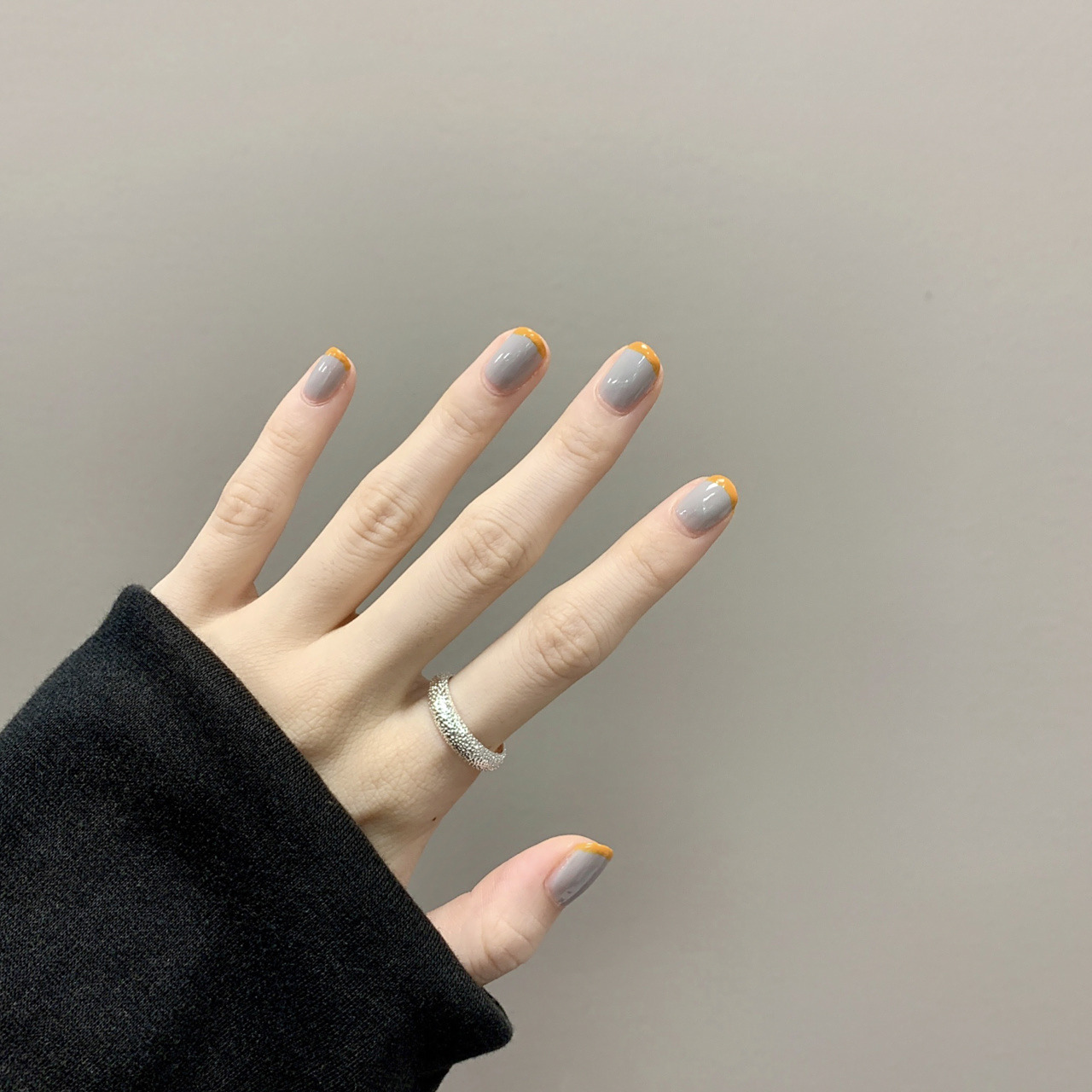 高级感十足的灰色美甲 搭配橘色做法式 特别有质感 灰色为莫兰迪色系