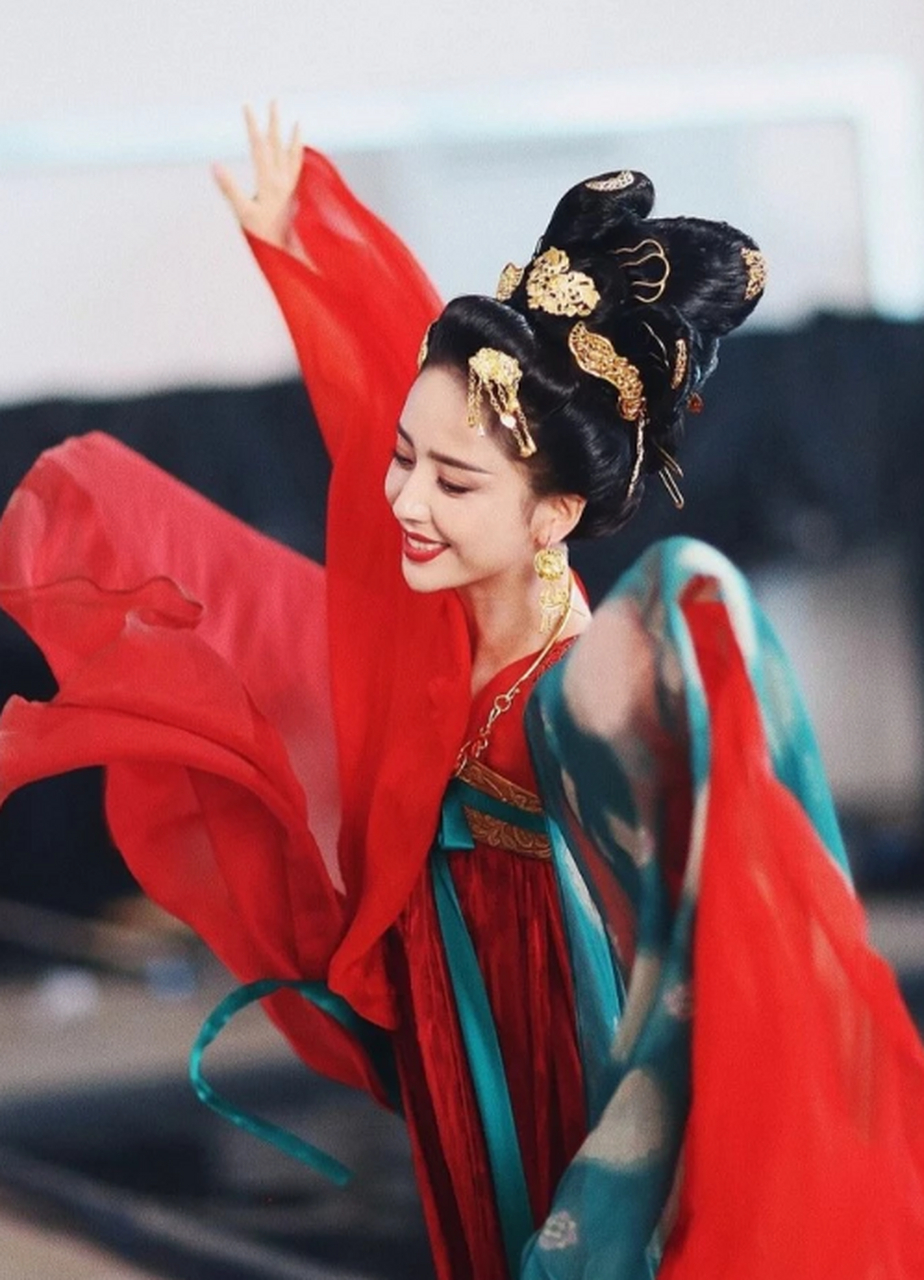 佟丽娅是少数民族,不仅有舞蹈功底,能够在拍戏时候舞出传说中赵飞燕的