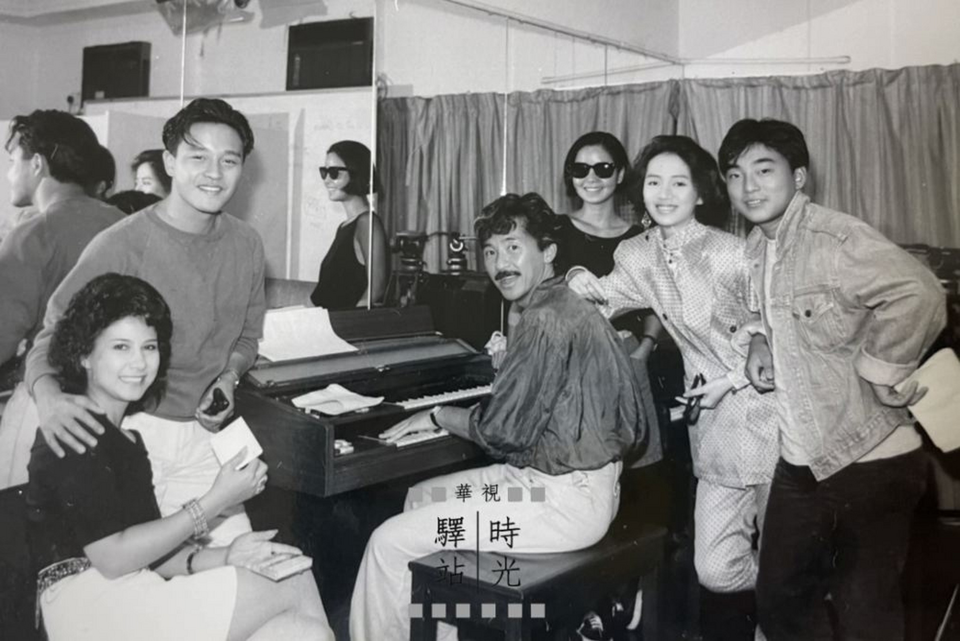 一张珍贵合照:邓丽君,张国荣,梅艳芳,林子祥,甄妮和吕方.