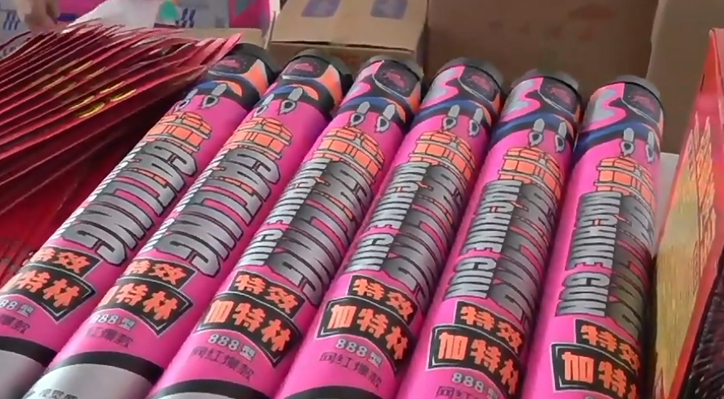 郑州开卖烟花第一天,你想要的"加特林"去哪买?