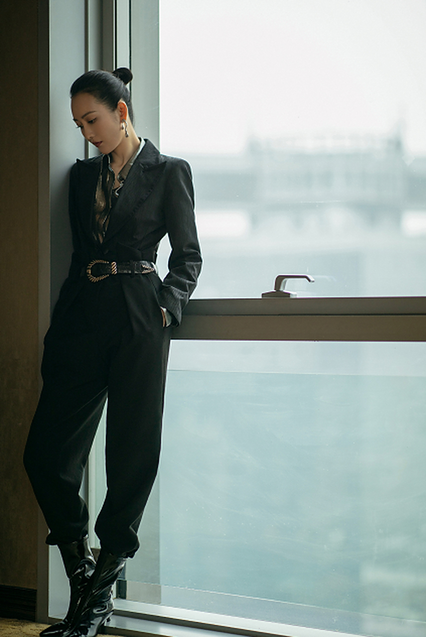 王鸥眼神太飒了!穿西装配金属色衬衫好a,裤脚塞进靴子里更霸气