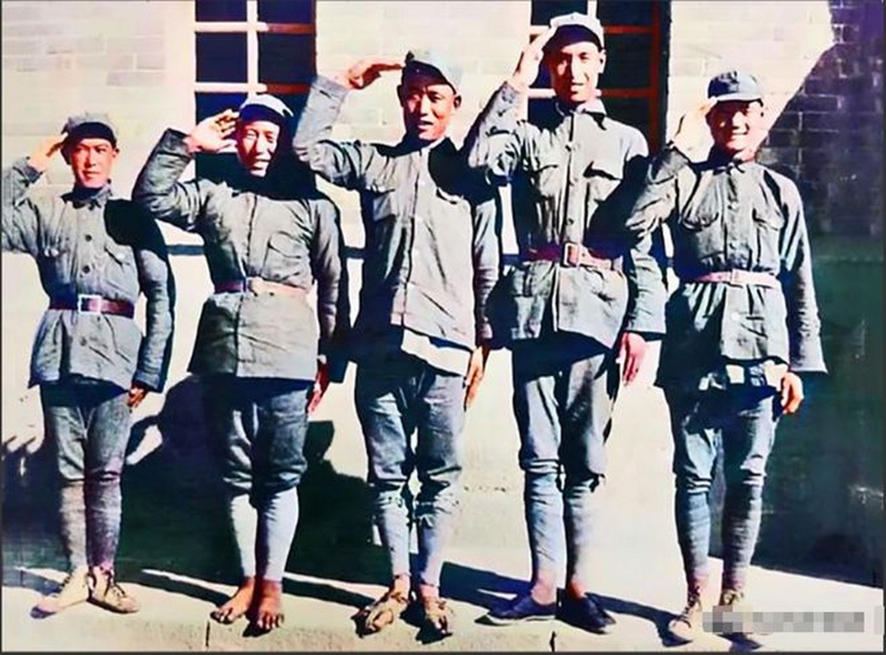 这张老照片里的彝族红军战士们,穿着旧旧的军装,此刻的喜悦却是难以