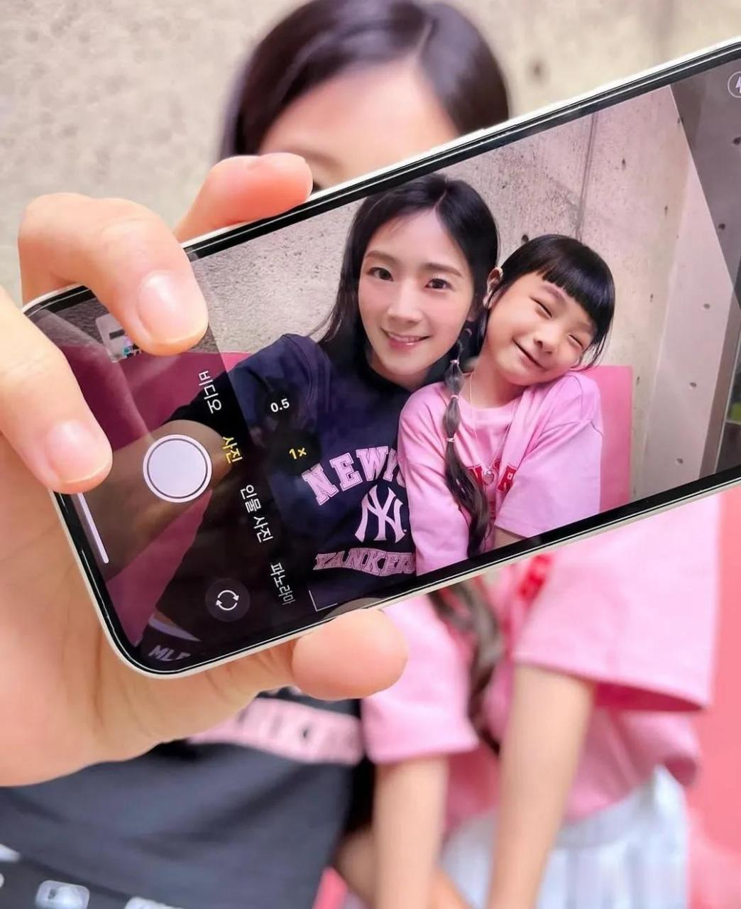 6月,crayon pop出身的昭燏在自己的instagram上上传了多张照片.