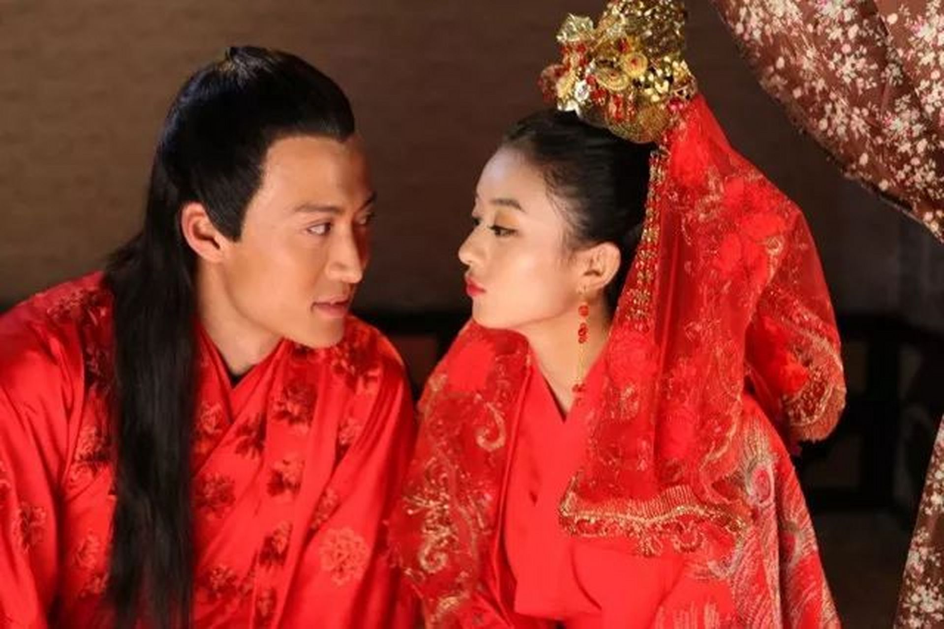 北宋才子秦观和妻子苏小妹在结婚大礼完成以后,正要步入洞房,却被小妹