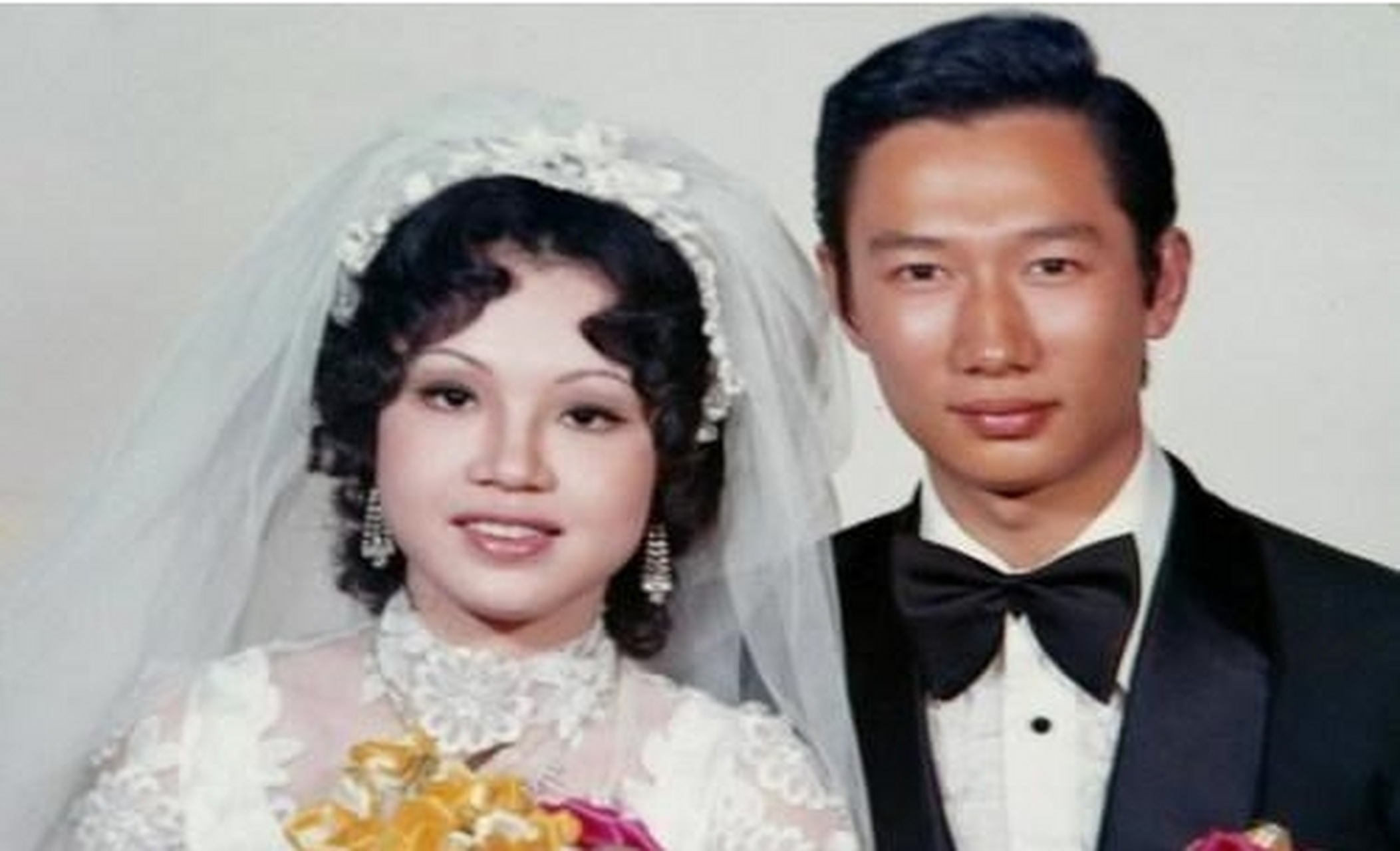 70年代,郭台铭捧着儿子郭守正的照片