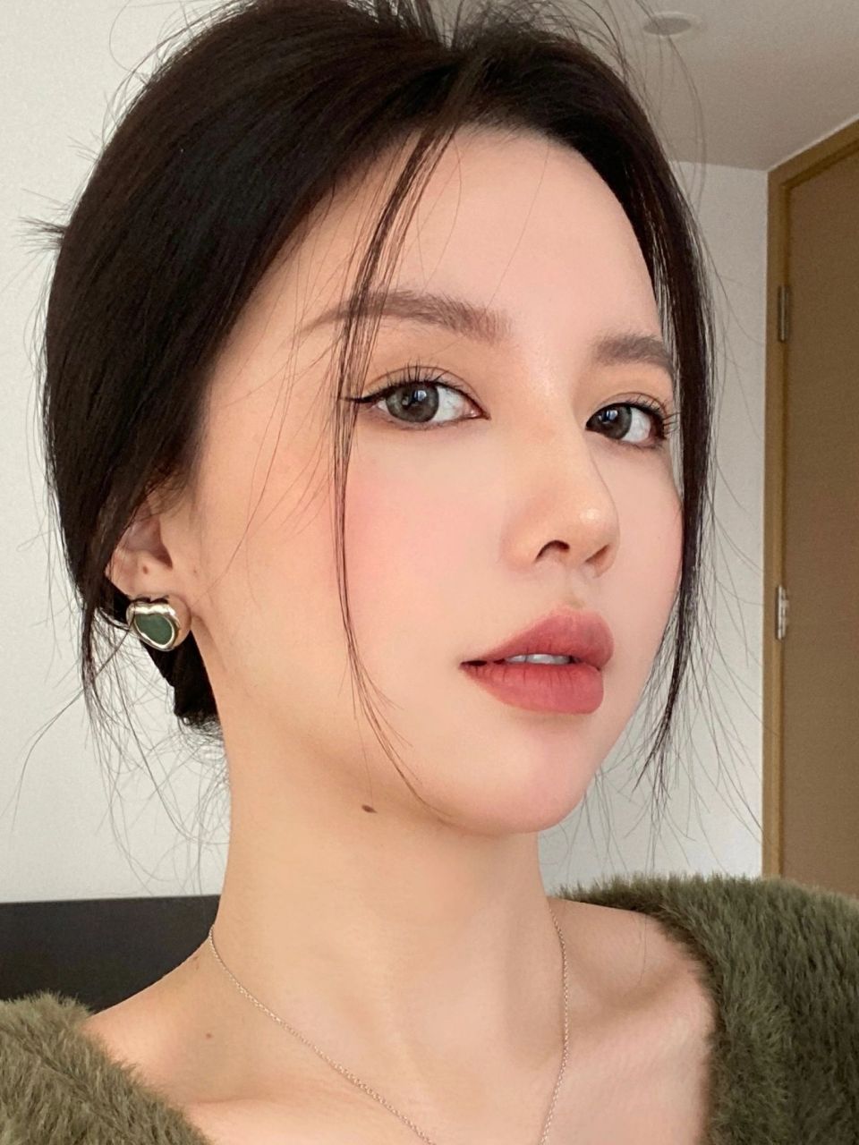 慵懒感拿捏了 恰到好处的上挑眼线 会给人一种很聪明的感觉～ 弱化