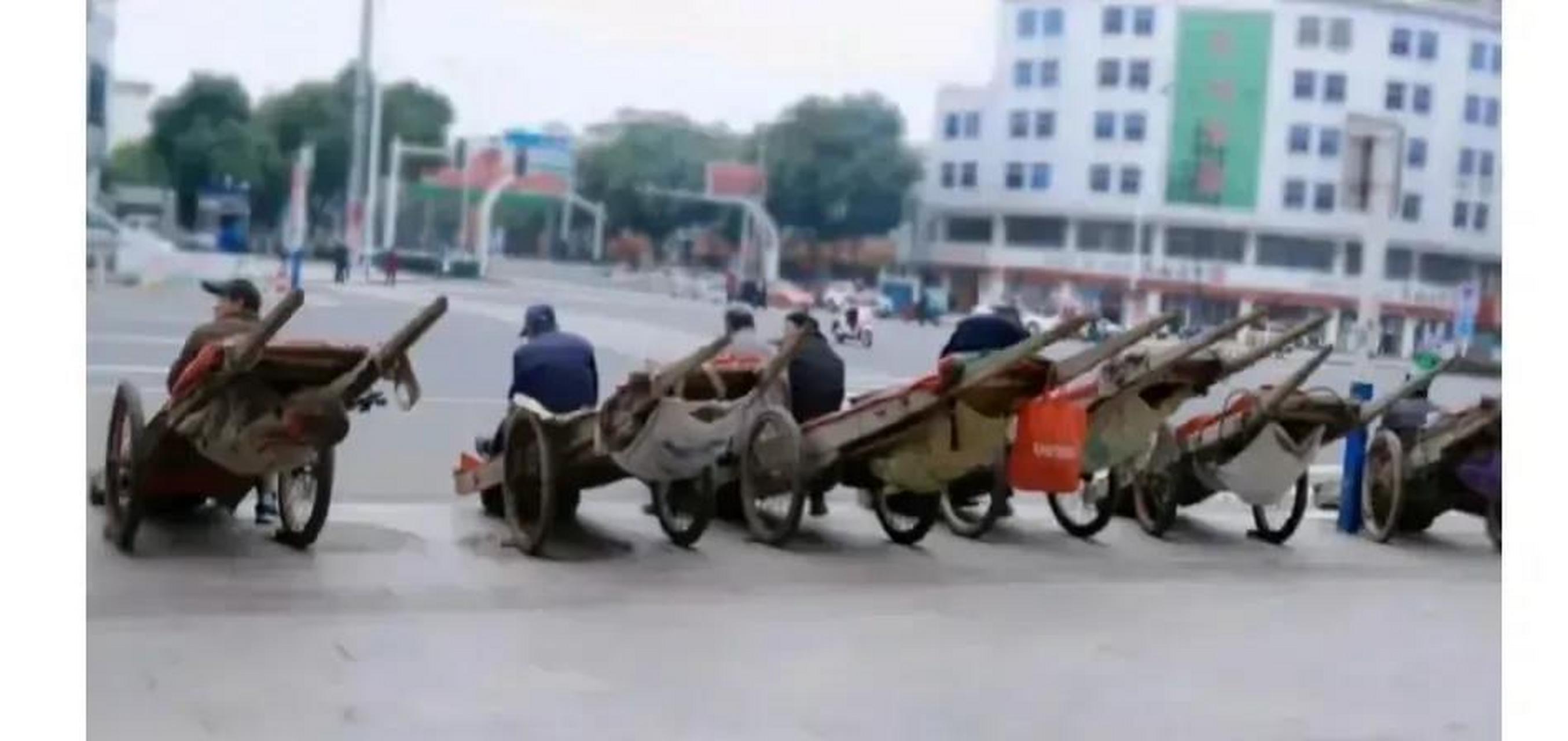 两轮人力板车亮相于繁华城市街头,这确实太亮眼了,刷新了不少年轻人的