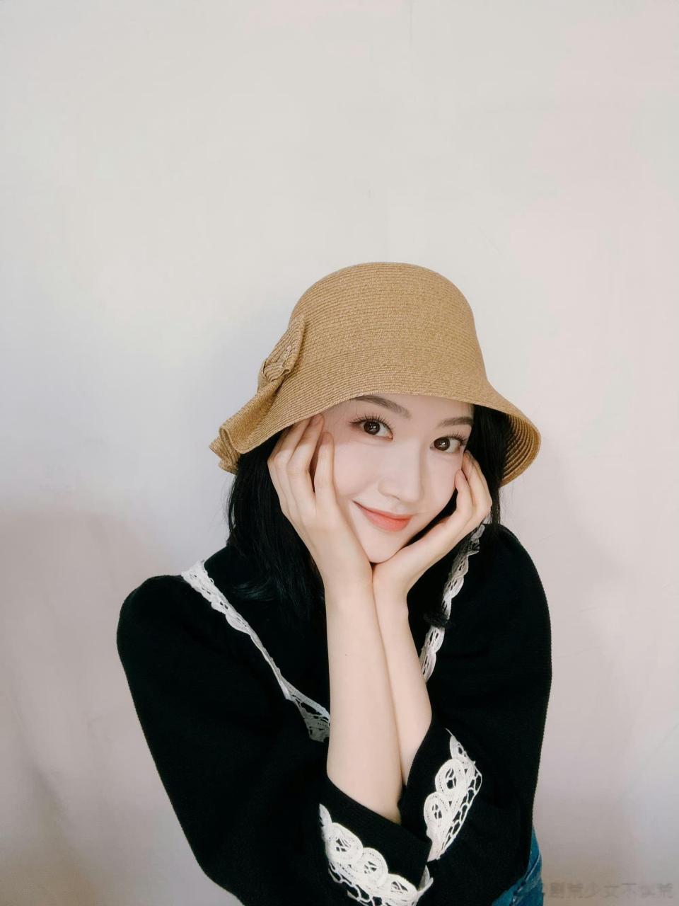 景甜最新营业照,娃娃领衬衫 蝴蝶结草帽造型,扶帽檐嘟嘴太可爱了!