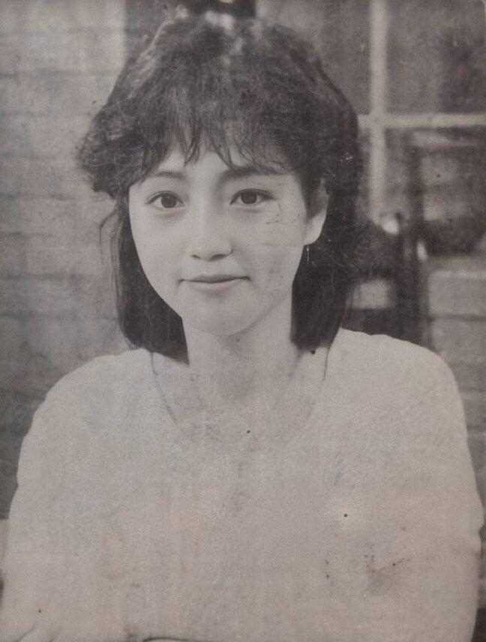 《九品芝麻官》里的"三姑",仿佛苑琼丹就是一个"丑角",但实际上她年轻