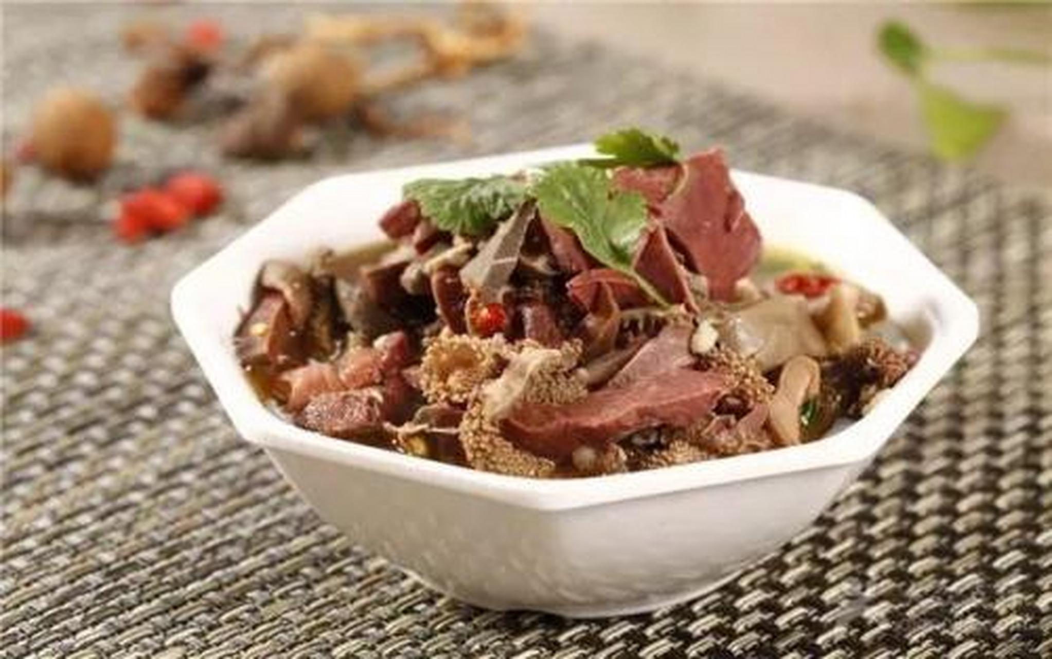 夏日限定美食#"烩羊杂碎"是银川最著名的小吃,大街小巷的饭店,排档中