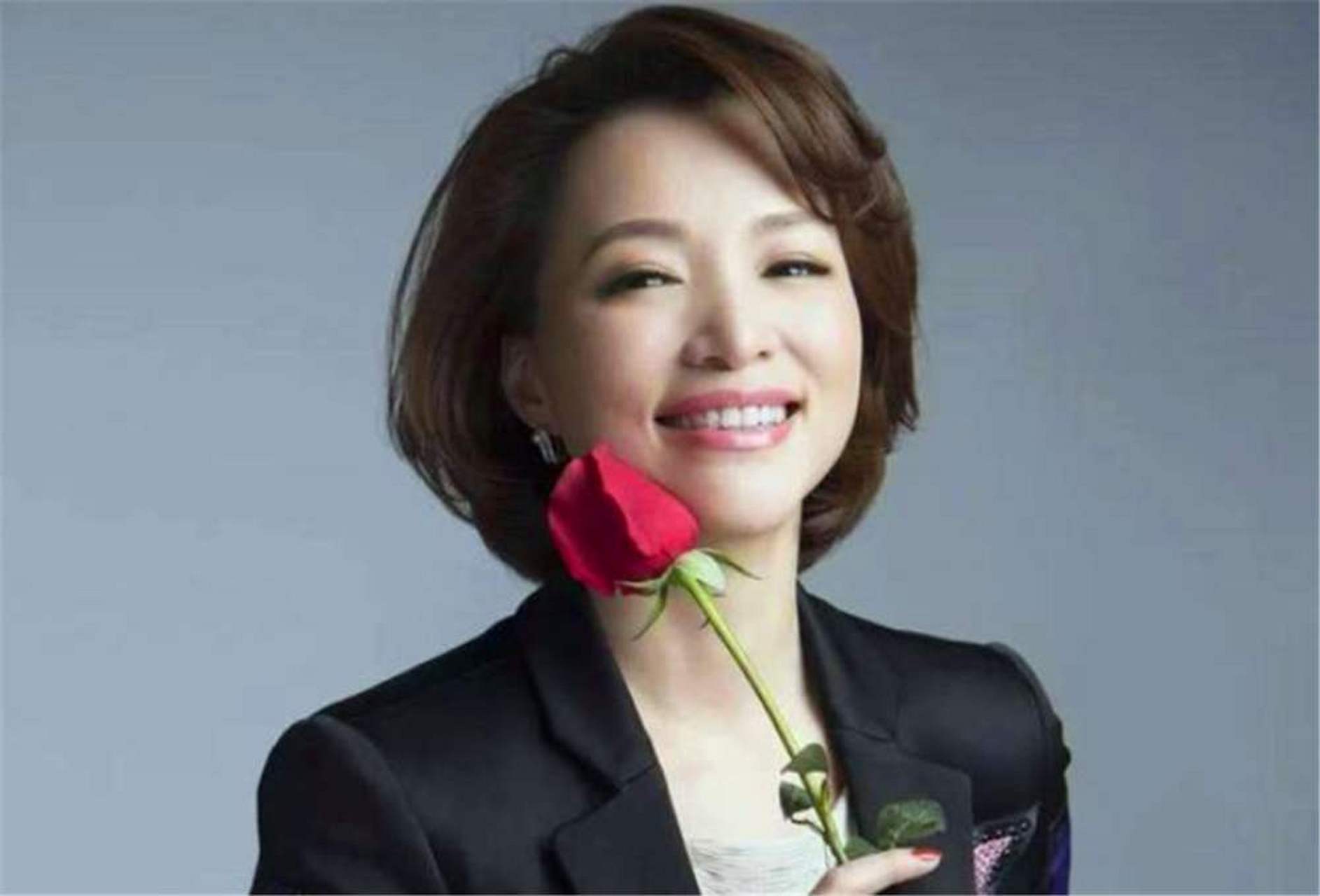 2005年,董卿第一次站在春晚舞台,之后长达十多年的时间里,董卿都会