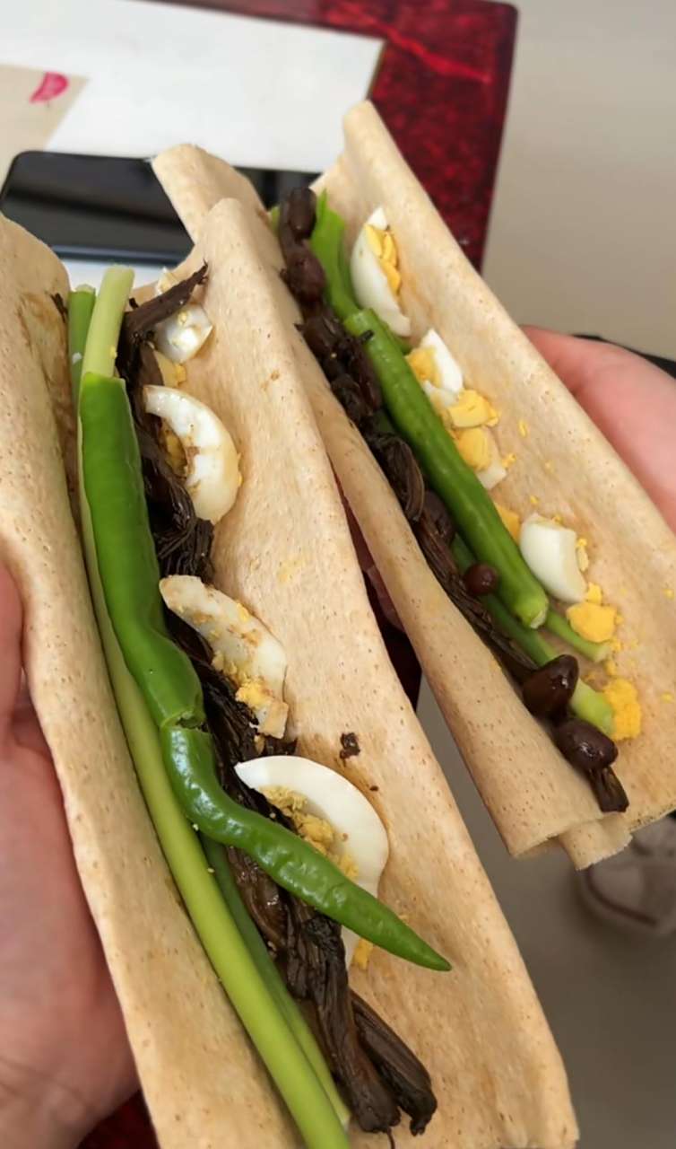 山东煎饼卷的菜,吃着就是香[色][色][色] 请分享您的见解!