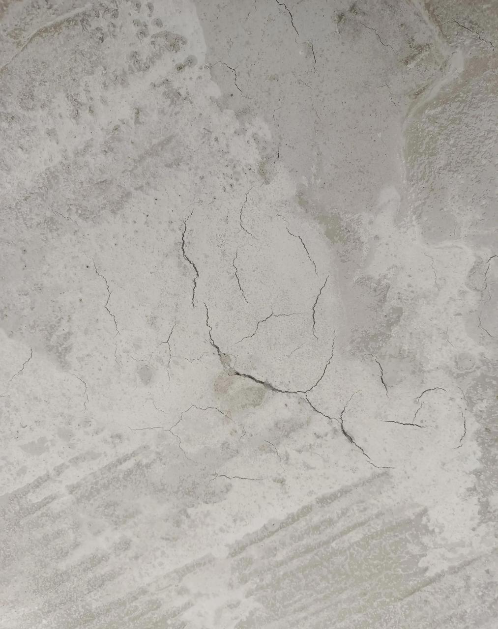 楼板裂缝被亲戚知道了,今天给我分析了原因,说是水泥用多了,120个平方