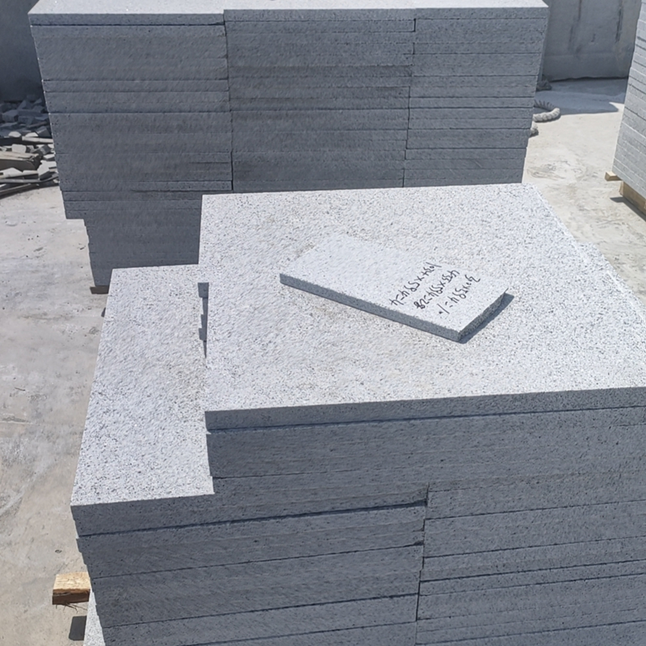 芝麻灰花岗岩石材厂家批发,芝麻灰火烧板已加工好啦[赞啊]