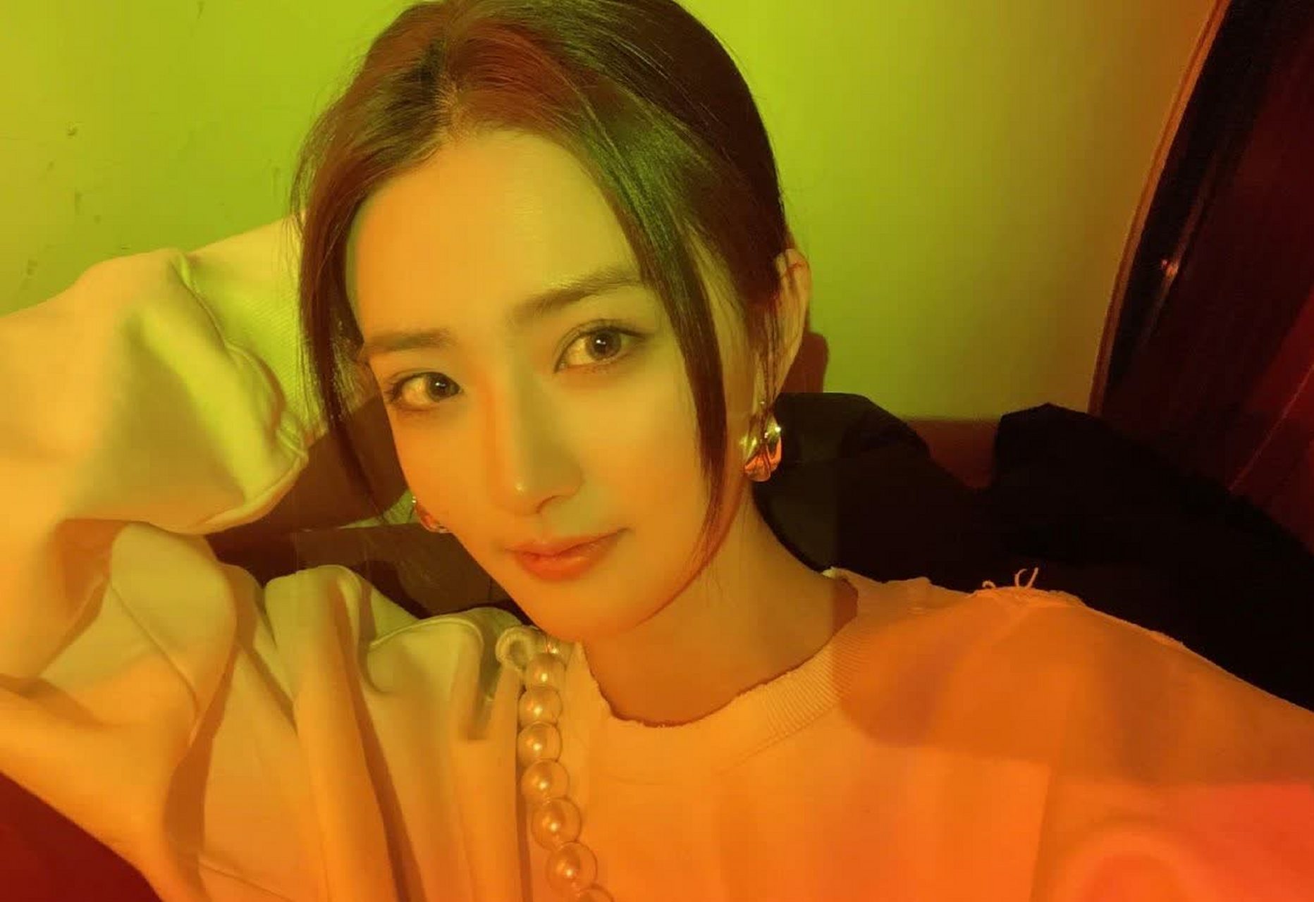 徐璐最新日常私服分享,白色印花字母毛衣套装上身,慵懒随性,光影中