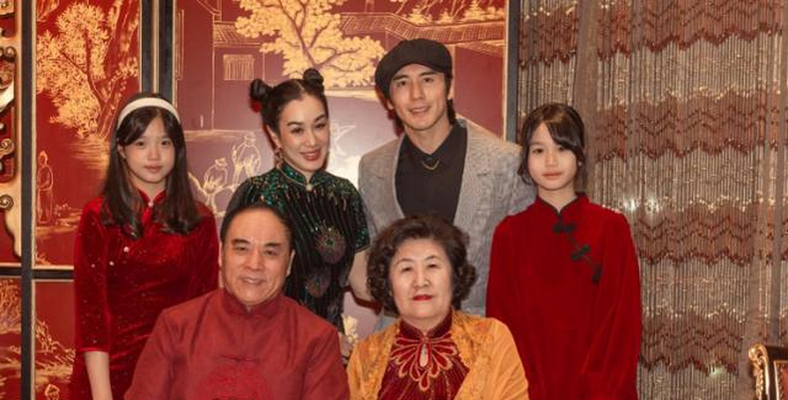 张伦硕妈妈先是晒出了一张她和老公一起抱着红色舞狮的合照,照片中,老