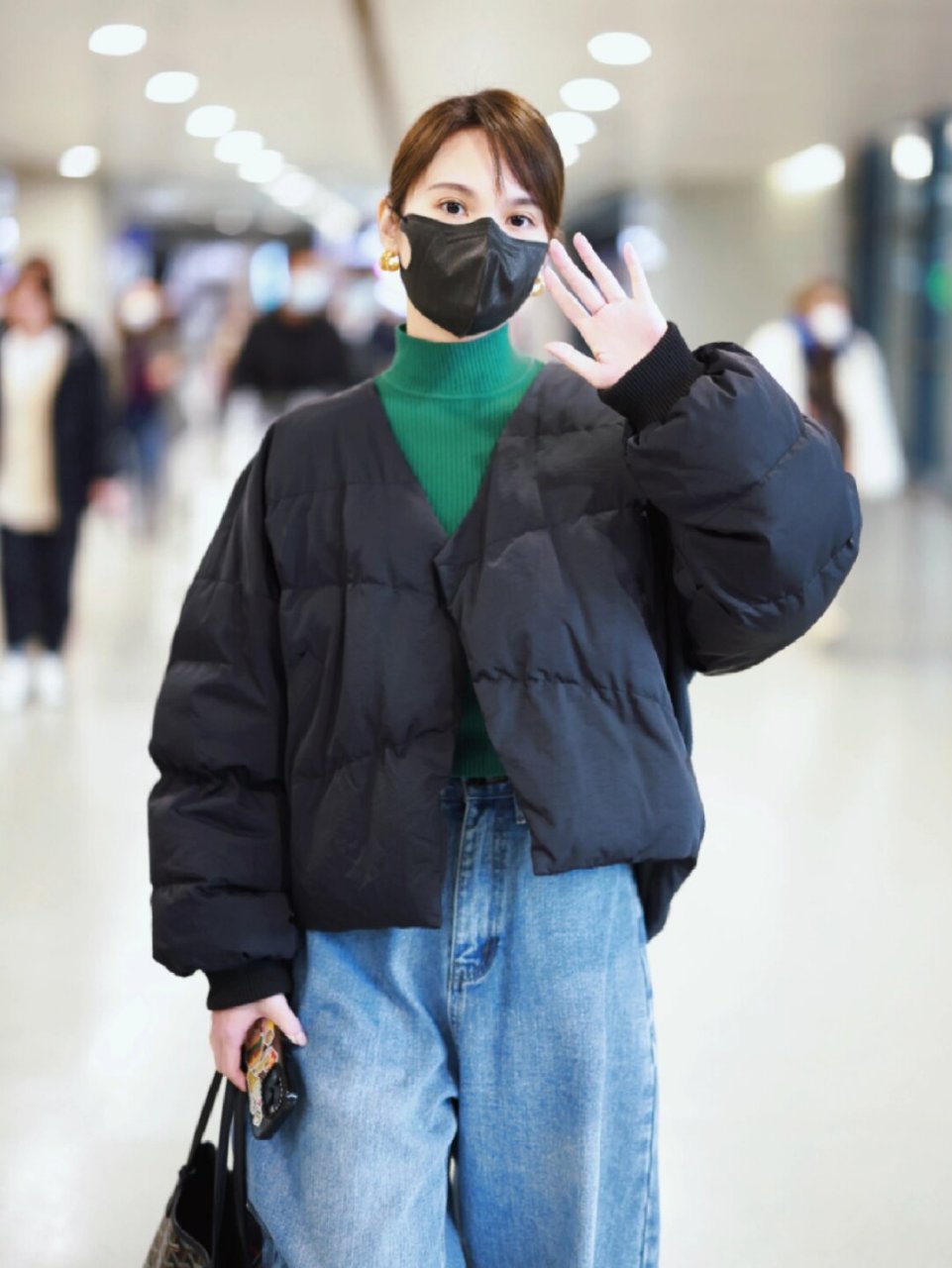 跟着杨丞琳学穿搭  绿色高领毛衣内搭,黑色v领短款羽绒服,直筒阔腿