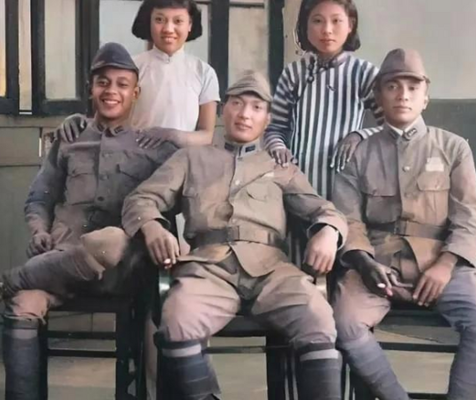 抗战时期,有一张三名日本鬼子的合影照,他们的坐姿显得非常得意洋洋