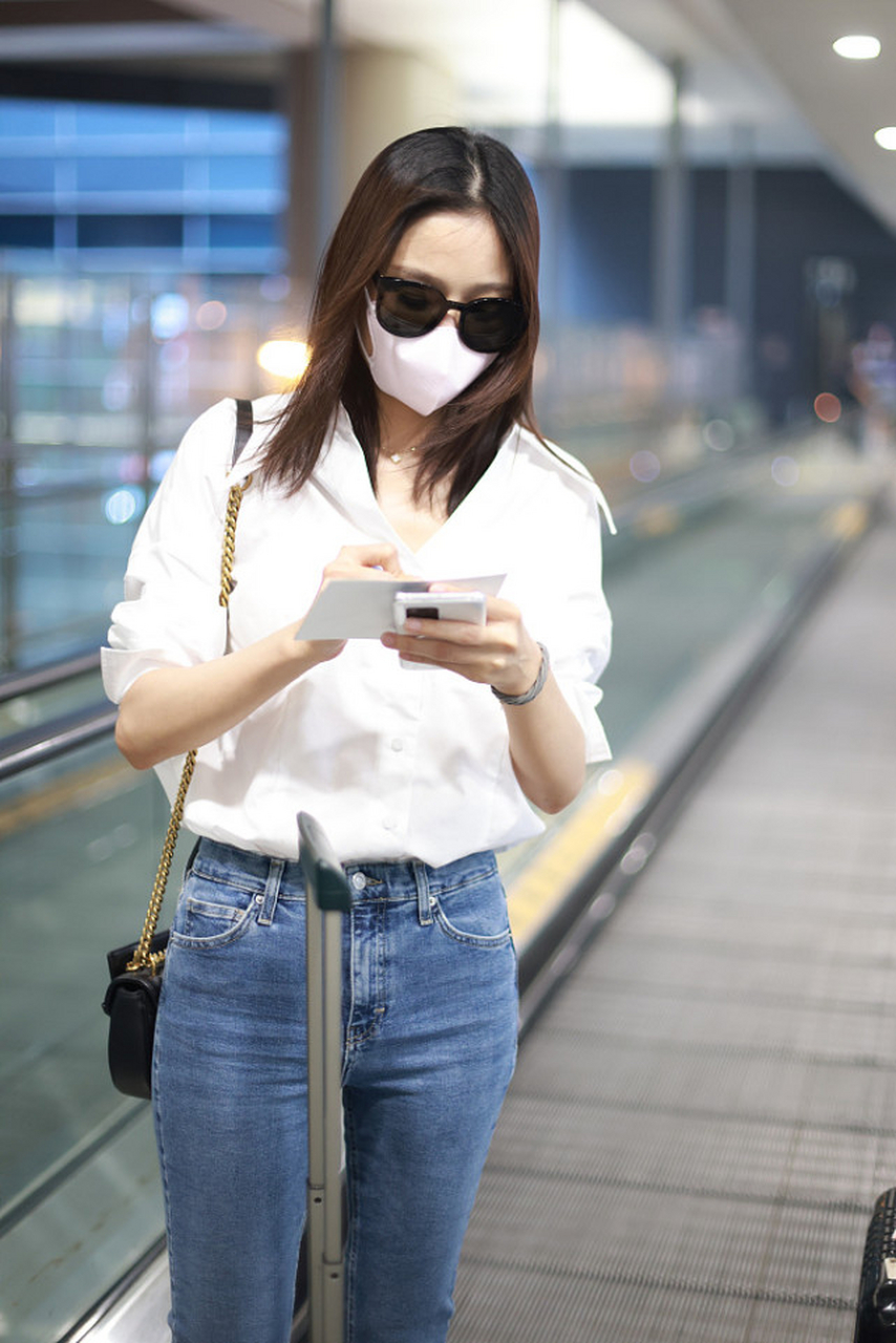 王媛可白色衬衫 蓝色牛仔裤,简约又大方 在夏季中,不光是有t恤和