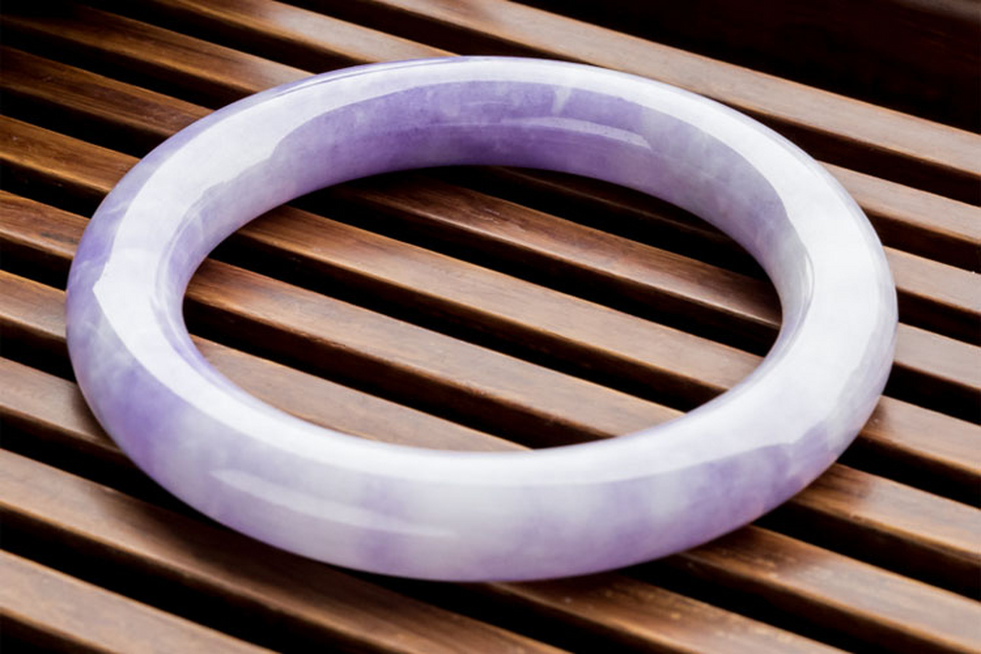 紫罗兰手镯# 的颜色,可以是带粉红的紫色,称为粉紫,也可以是偏蓝的