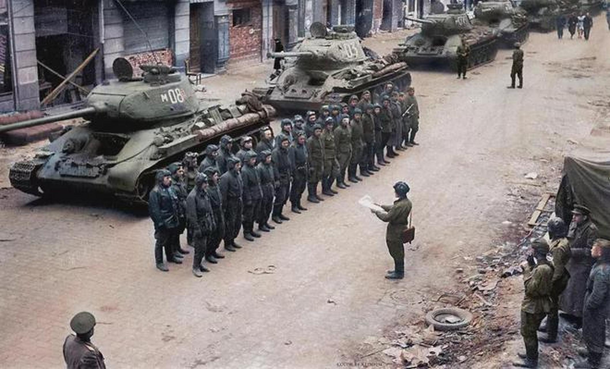 1945年,苏联钢铁洪流攻入德国柏林,士兵们正在接受最后一个作战命令.