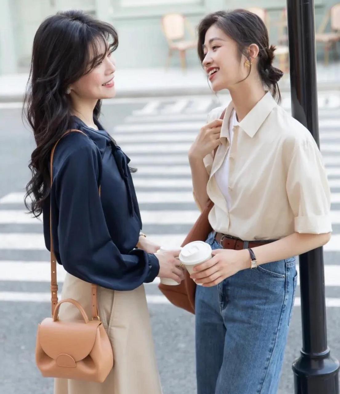 普通的对襟衬衫采用了叠穿方式,把扣子解开内搭吊带背心丰富层次感.