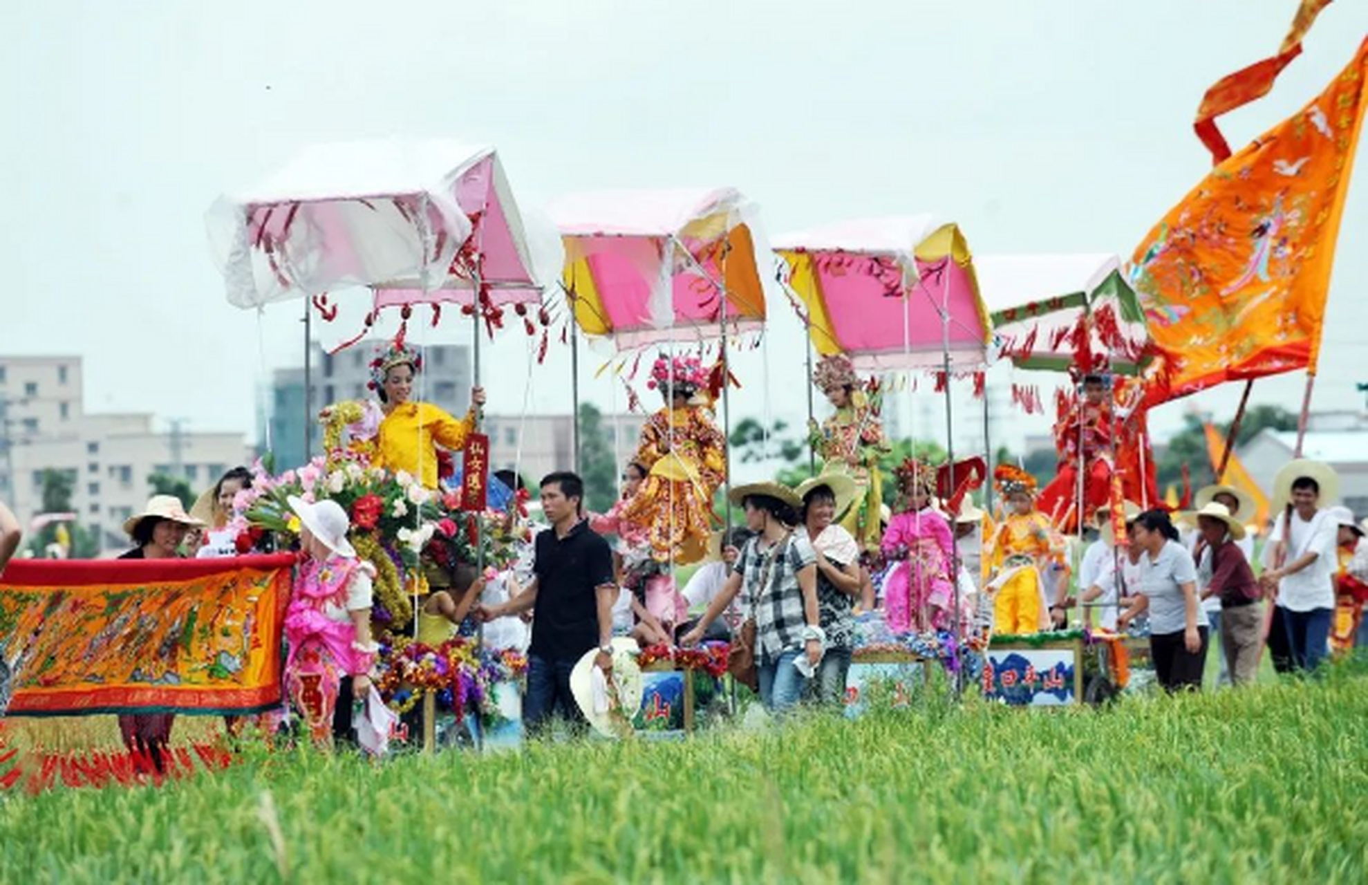 南朗崖口飘色源于唐代"耍菩萨"祭祀民俗,后称为"出会景""枭色""飘色"