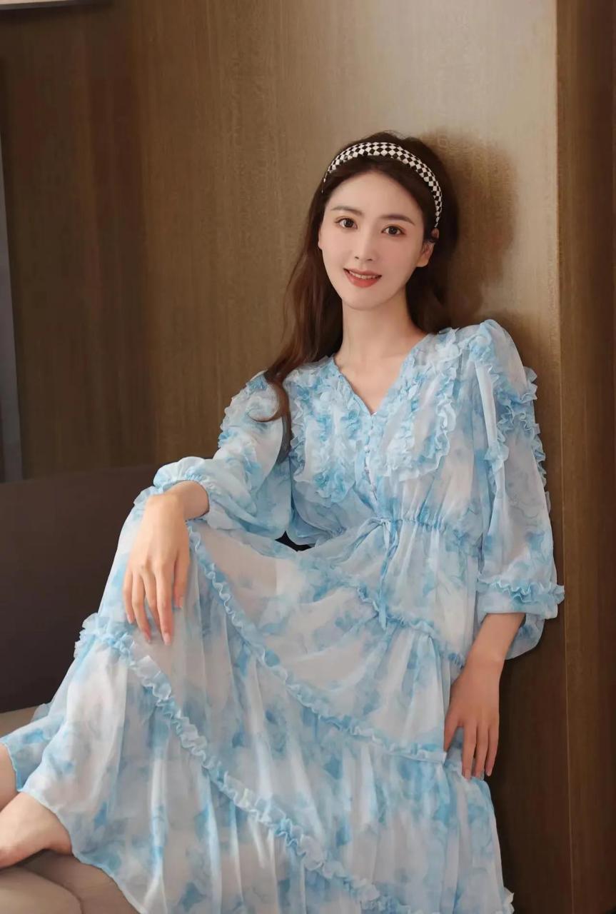 电影频道主持人李丹儿,美得足够恬然,淡然和自然.