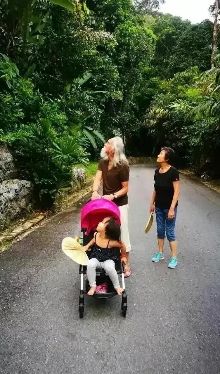 gif创作人# 85岁王德顺携79岁妻子出游!