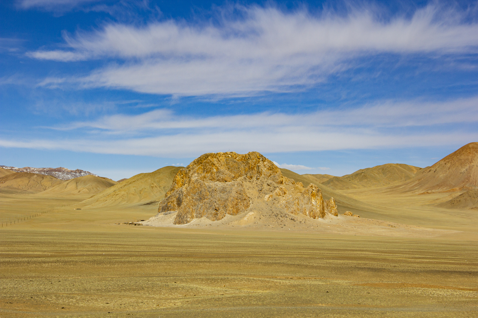 从西藏阿里地区的狮泉河镇至新疆和田县的大红柳滩,全程580公里,要