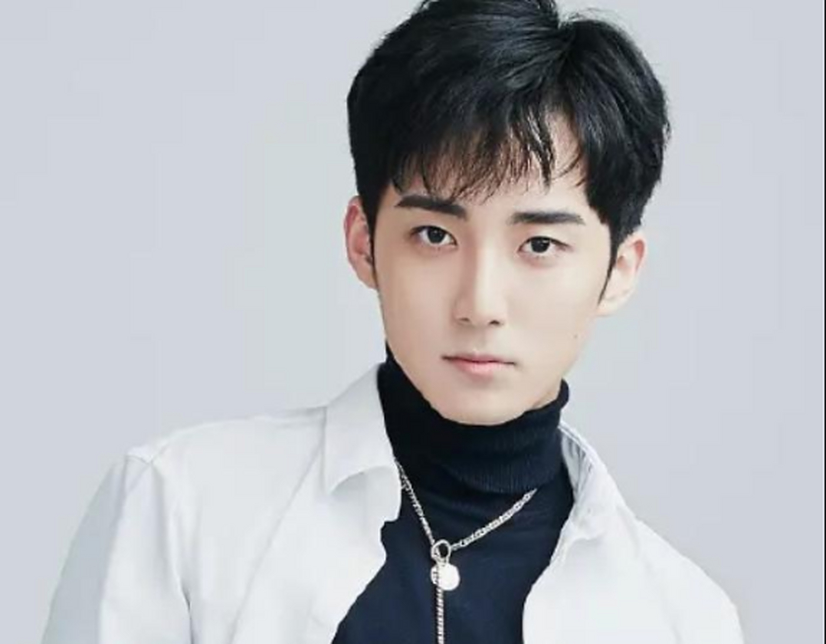 有八卦媒体拍到当红男团成员郭子凡和神秘女生手挽手从