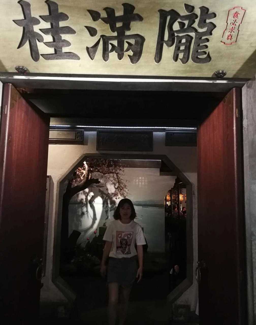 上海太平洋百貨大樓8樓桂滿隴生意十分興隆,店內人山人海,店外排隊者