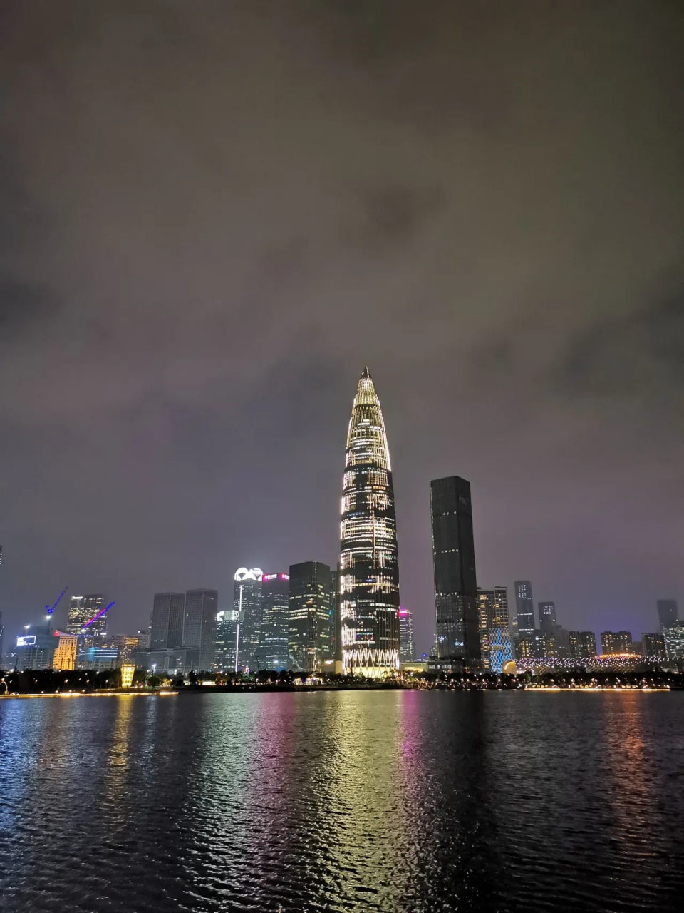 昨天去了深圳湾万象城,夜景好美 白天逛了一天还想逛.跟朋友们逛到