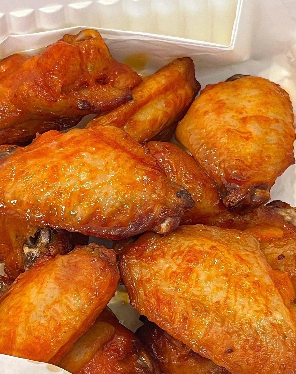 鸡翅个头超大的,腌料十分入味!外皮焦香,里面鲜嫩爆