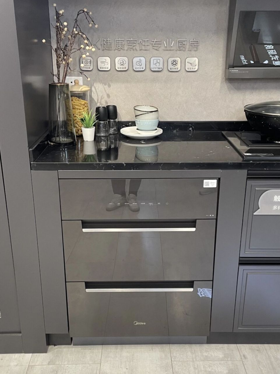 下面一起来看看嵌入式消毒柜的选购方法及功效.