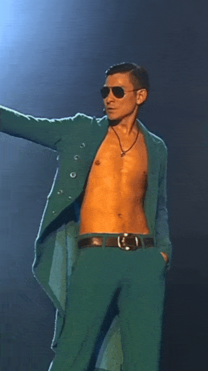 61岁刘德华的一组舞台腹肌照曝光,他身穿蓝色西装在舞台上热舞,大方秀