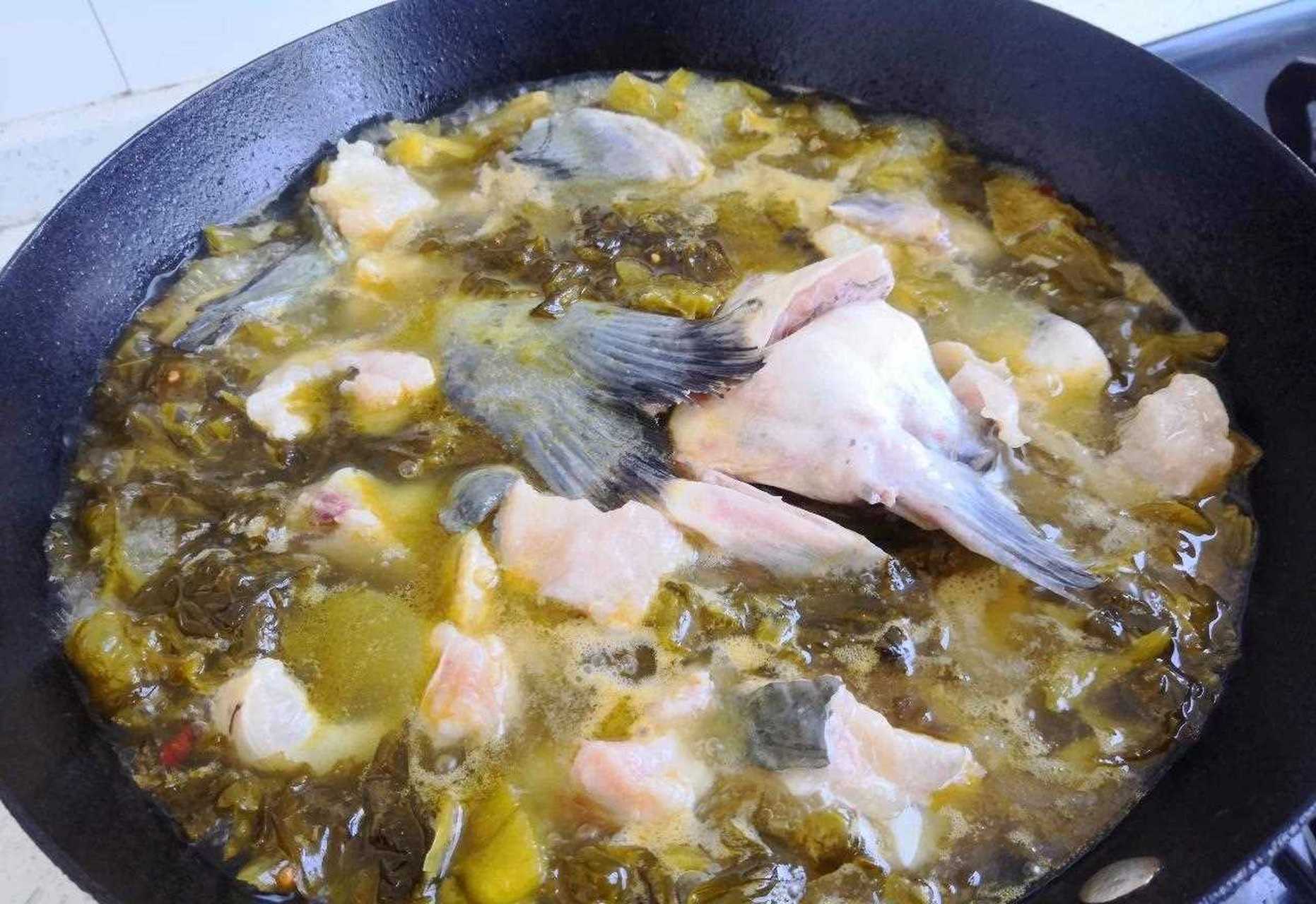 清江鱼做酸菜鱼,刺少肉很嫩,汤汁里煮上宽粉,还能吃一顿酸菜粉.