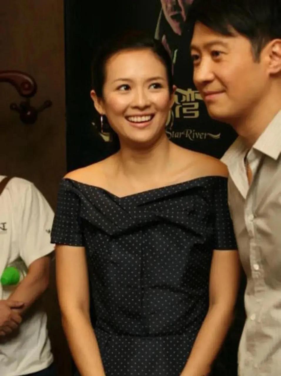 十几年前,有一场演出活动上,章子怡和黎明同框的照片成为了话题.