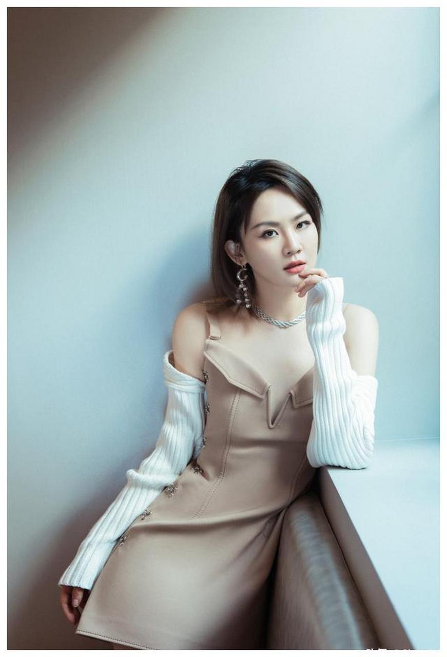 陈梓童抹胸连衣裙大长腿写真