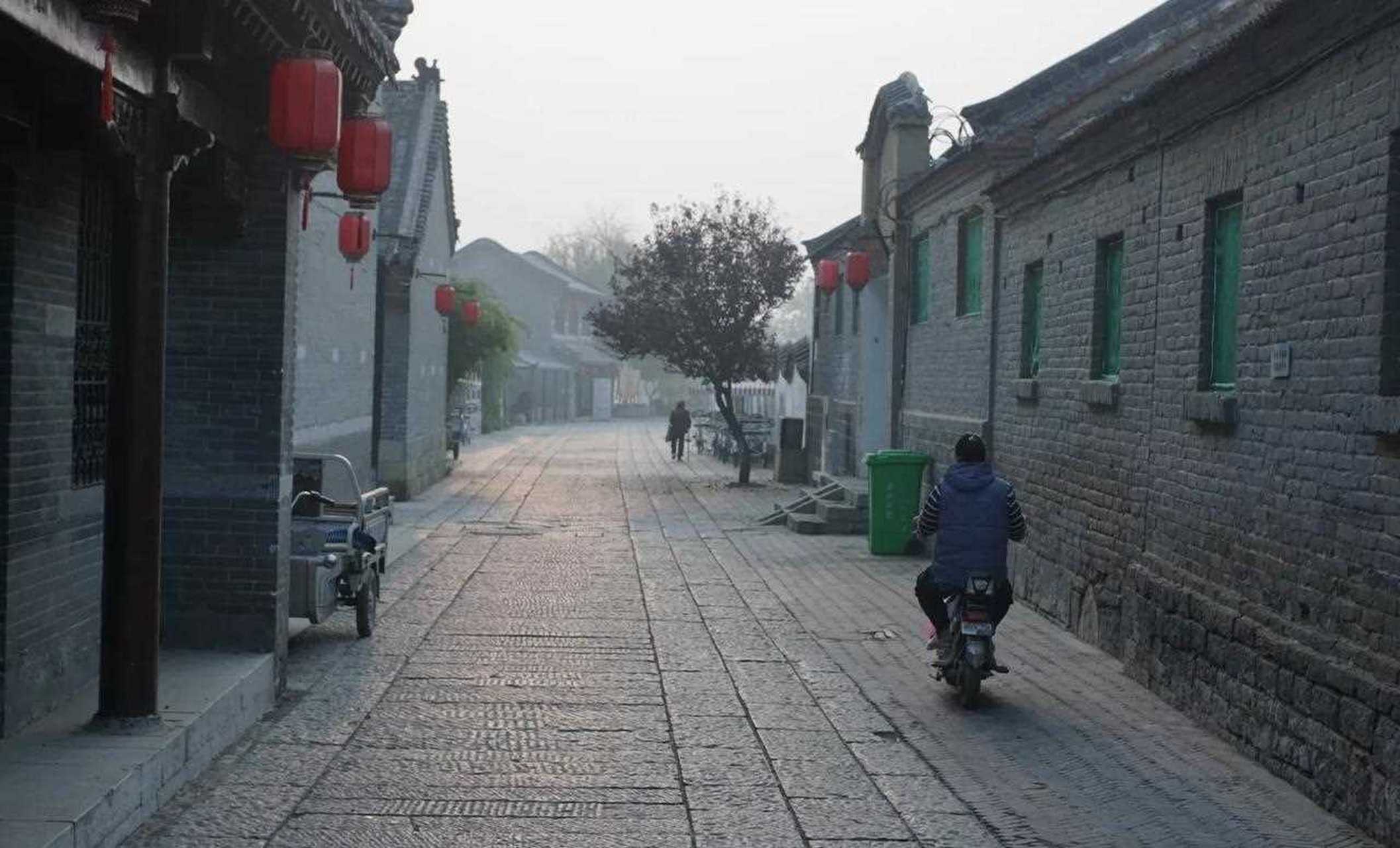 晨起的微山湖南阳古镇.