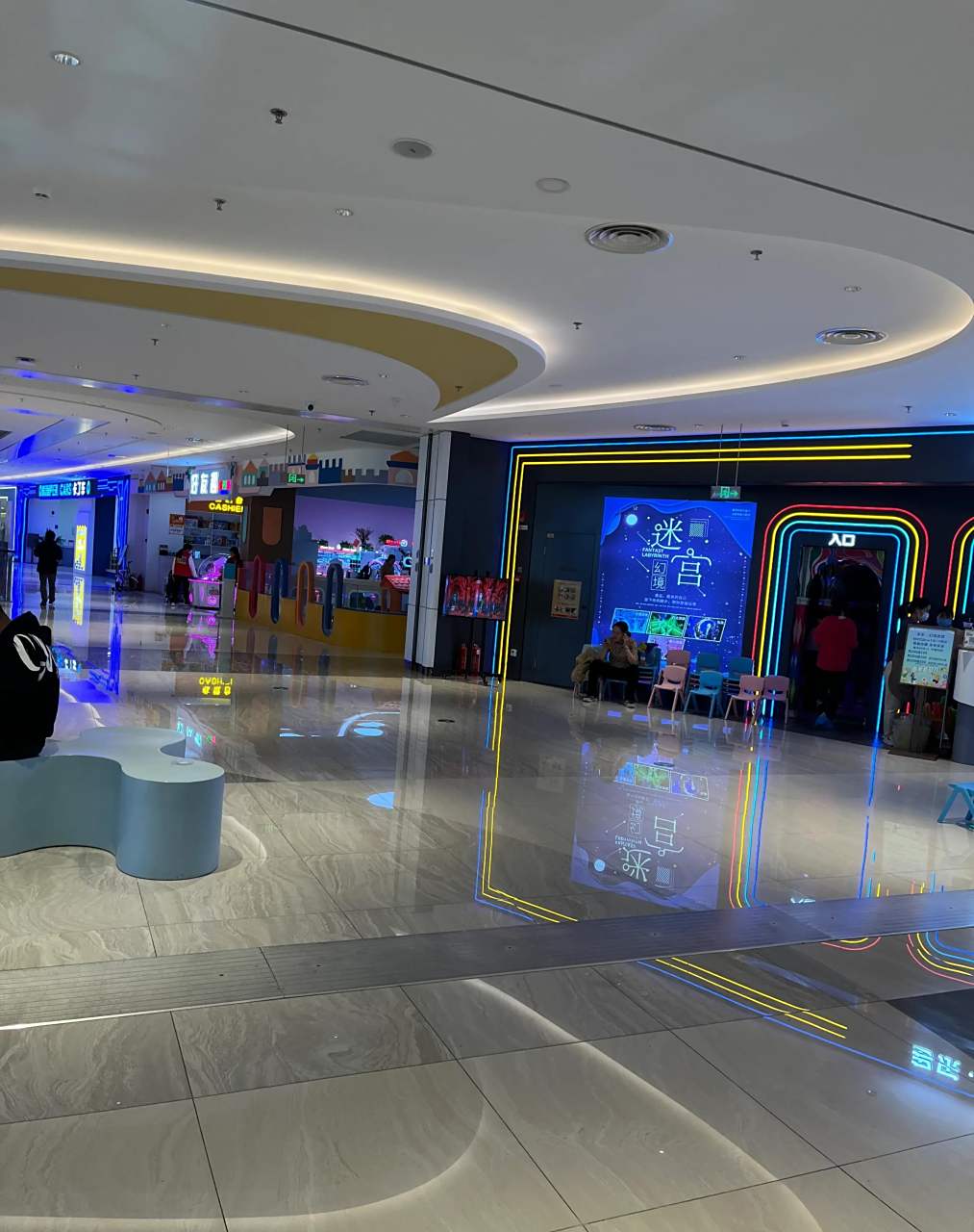 襄阳头条# 东津民发世纪广场,商铺空的很多了吧,三楼这个室内动物园